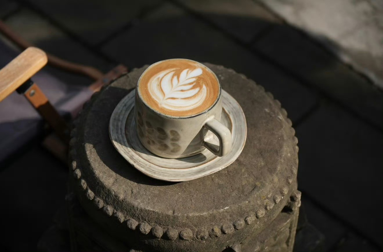 久坐的人喝咖啡受益更大 感觉咖啡已经是牛马们的“粮草”了，一天不喝就无精打采，咋