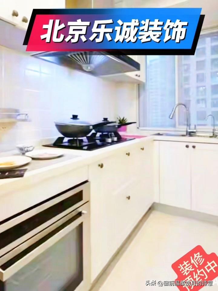 暖调简约美式装修，干净耐看，实用性拉满。白色橱柜厨房，操作空间宽敞；干湿分离卫生