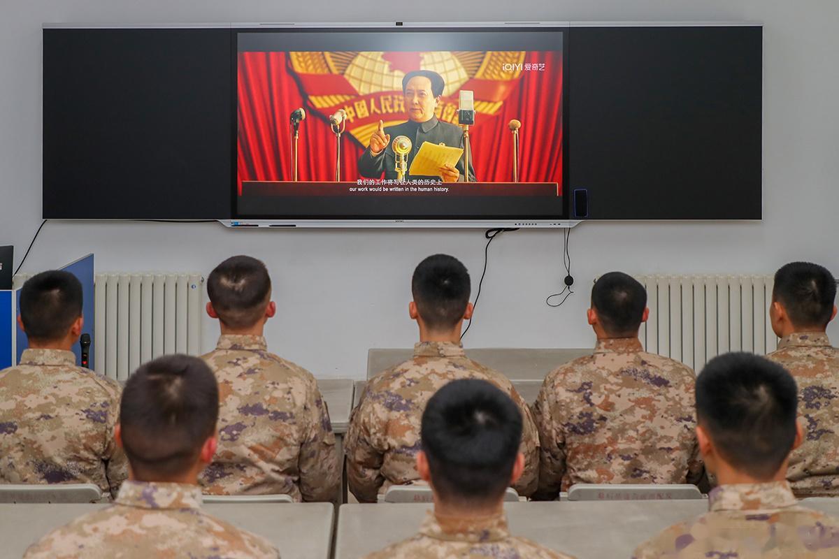 听伟人事迹，学伟人文章，看伟人影视剧…他是人民军队的缔造者，人民军队理应如此！ 