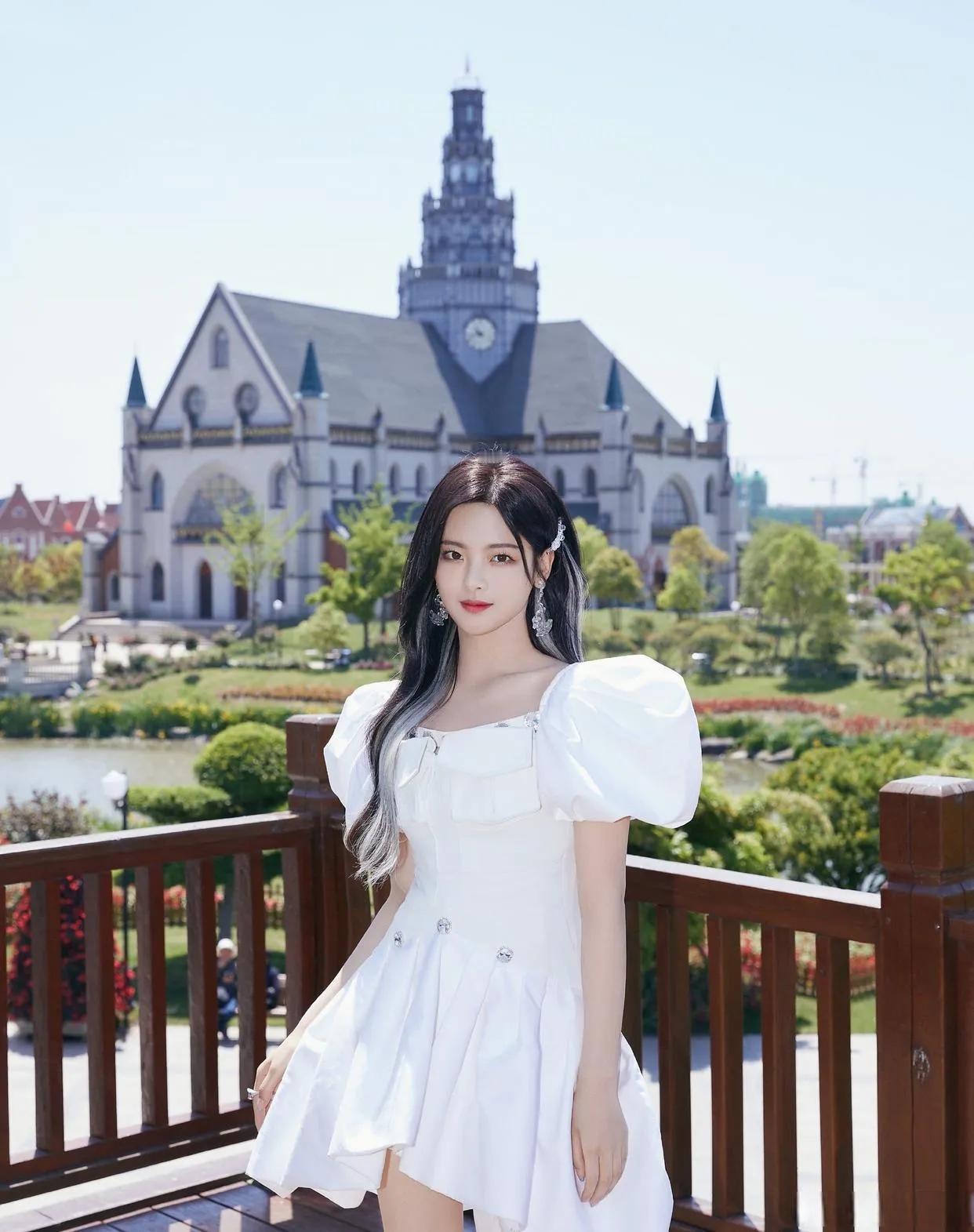 杨超越，花海迷人小仙女。