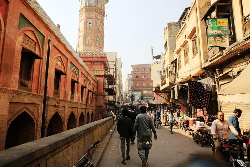 【被偏爱是种什么体验】
 
行走在拉合尔老城的巷弄里，你会发现所谓的“中巴友好”