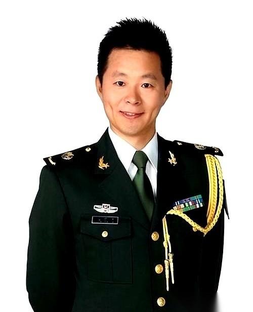 整整五年没见，当母亲流着眼泪想要抱住9岁的儿子时，王宏伟下意识地，猛地往后缩了一