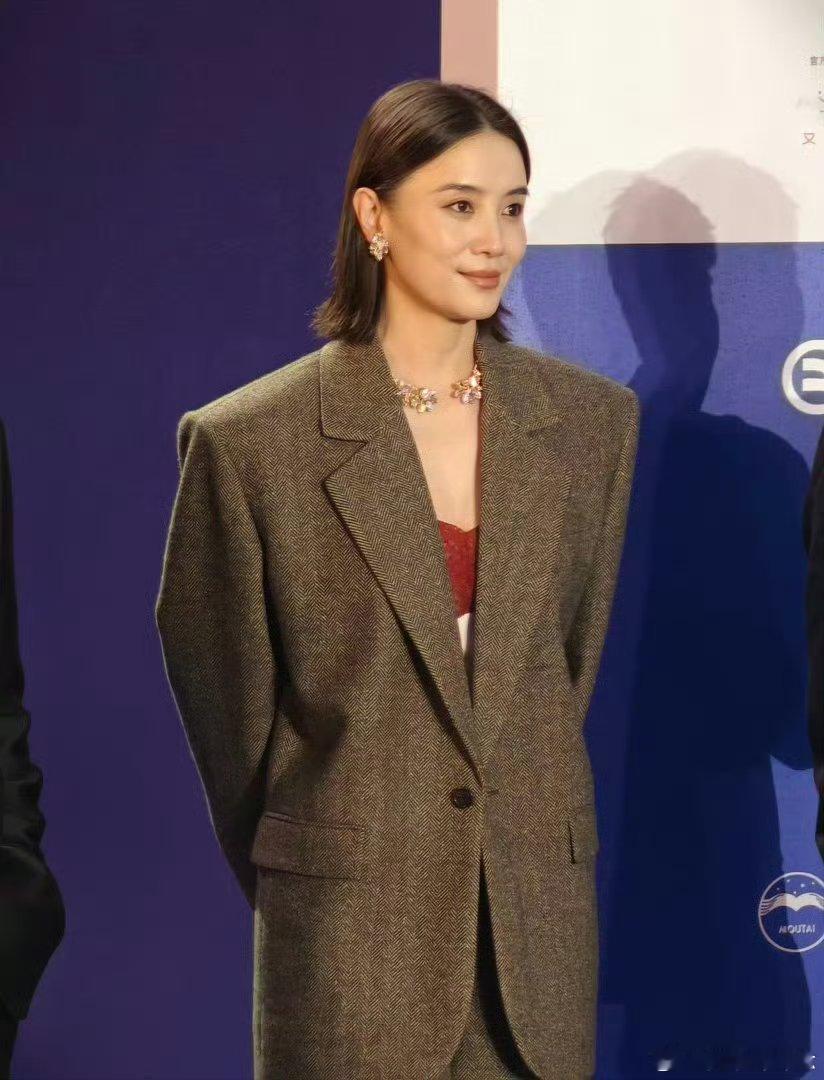 宋佳剪短发了剪短发后辨识度飙升！干净利落+高级灰西装，气场与松弛感并存，每一帧都