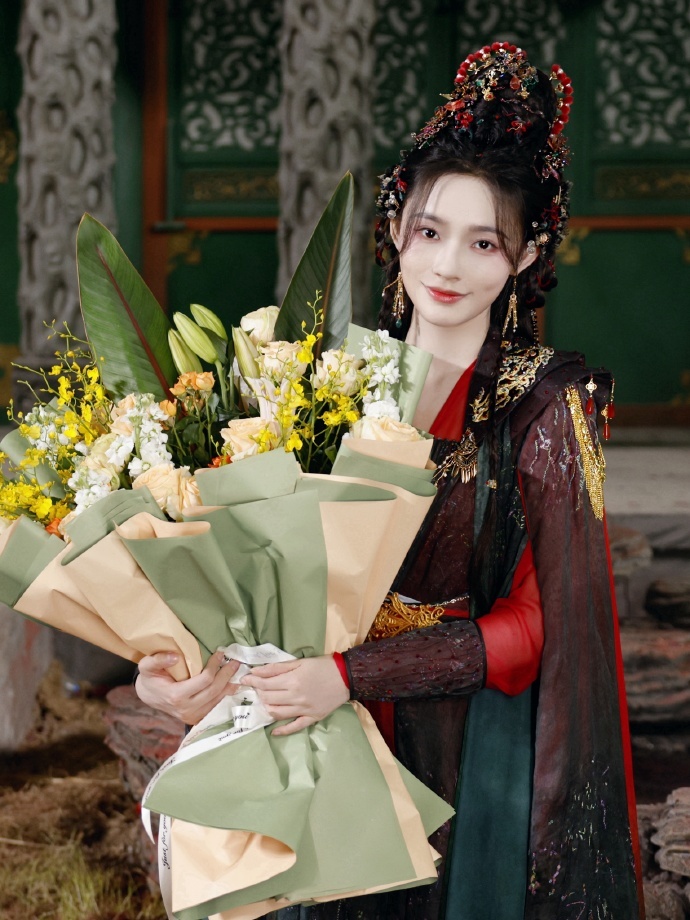 #林允笑出两个酒窝# ​​​今日电视剧水龙吟杀青林允晒照，小小脸蛋笑出酒窝来了，