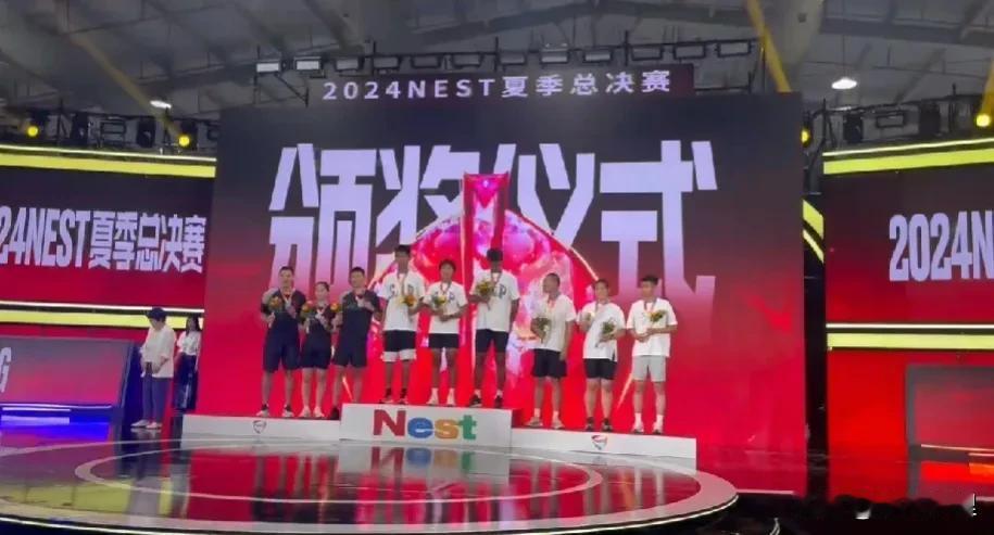 一不小心得了一个全国大赛的铜牌[捂脸]也许我就是那种运气比较好的人吧！虽然水平一