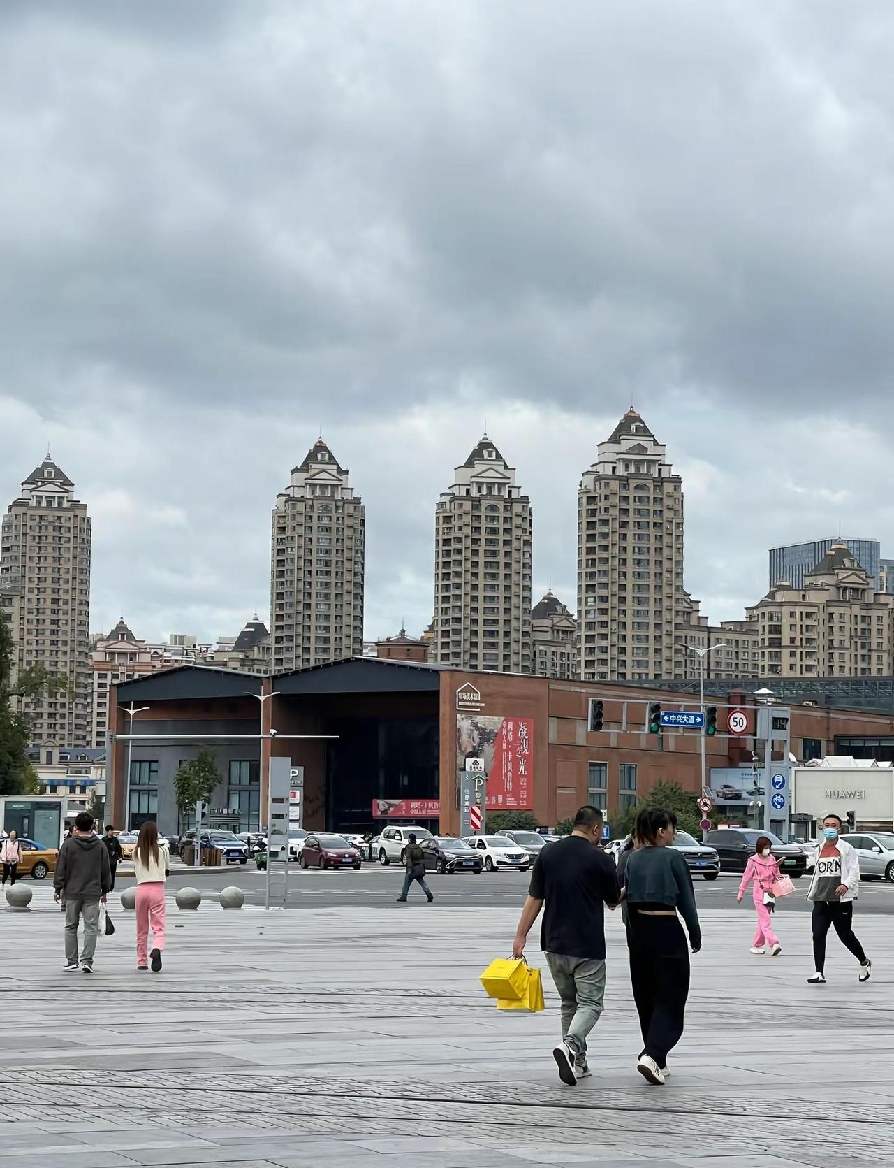 哈尔滨降温大家穿什么。今天是9月19日，哈尔滨降温了，预报的气温是7～18℃。所