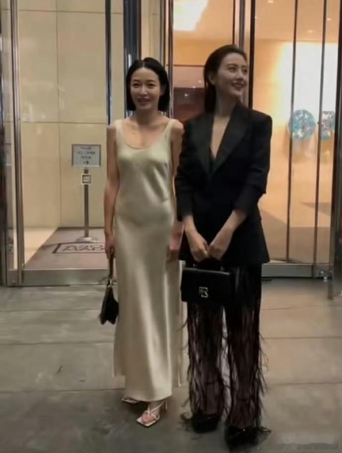 高圆圆旁边这是谁啊？？身材好好 ​​​