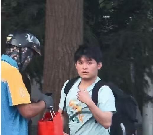 都说一个人在尴尬的时候，
会让自己看上去很忙碌，
这话一点都不假，

林诗栋偷偷