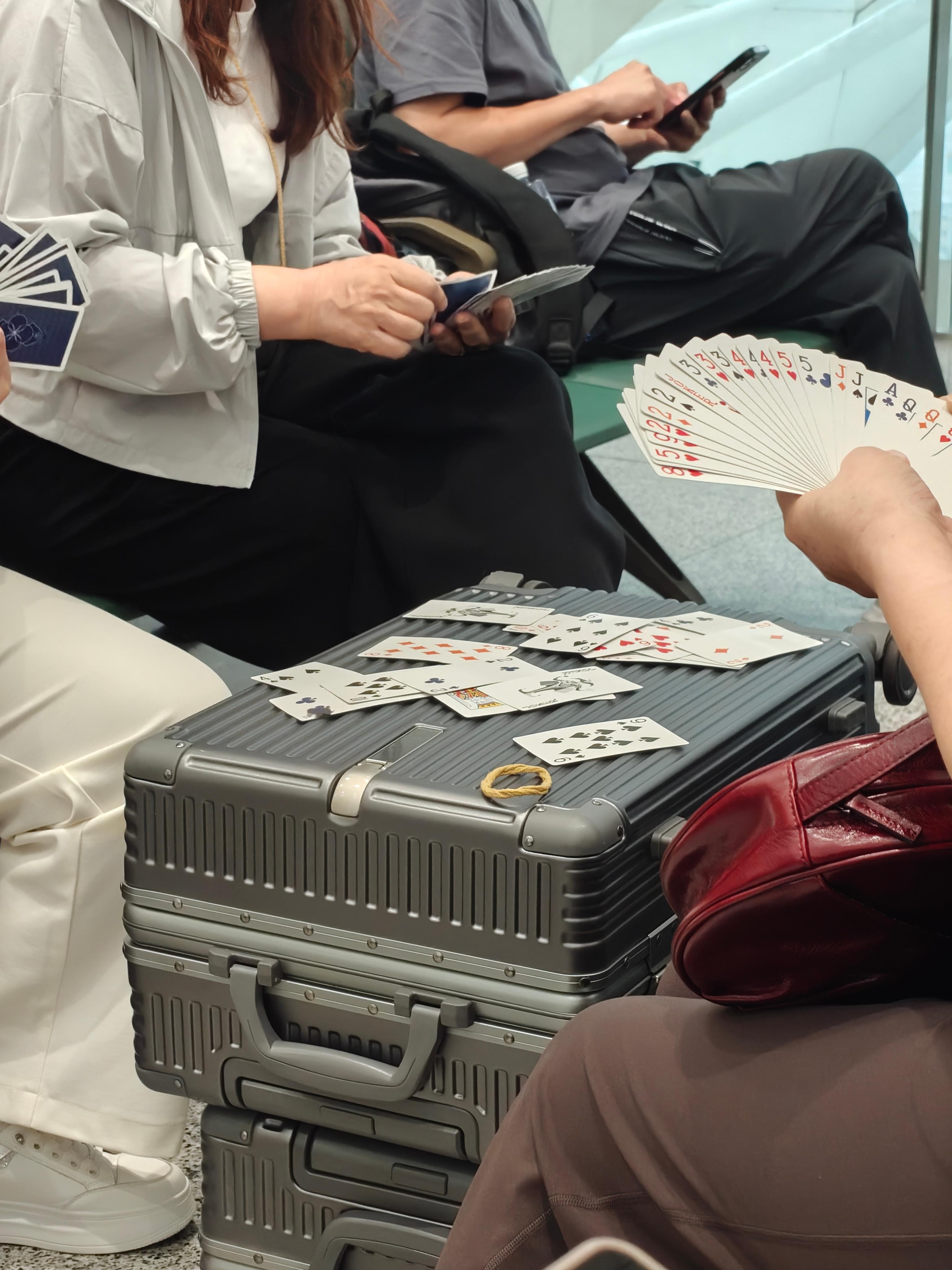 深圳机场大面积延误，同航班的已经开始打扑克了 