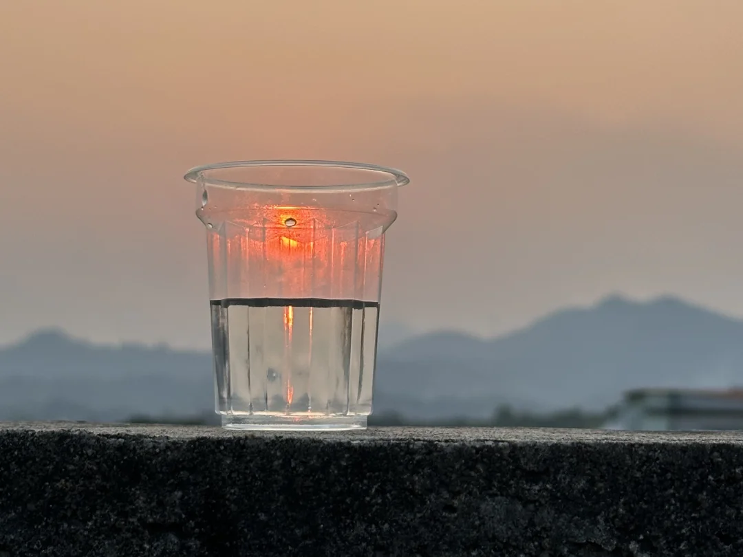 你有没有发现：越是气场平和、心性温柔的人，越不喜欢与人过度亲近。不是冷...