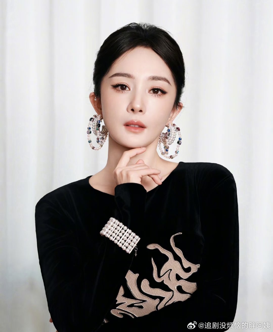 金鹤龙给杨幂化的黑丝绒珍珠御姐妆金鹤龙给杨幂化的黑丝绒珍珠御姐妆！杨幂黑丝绒珍珠