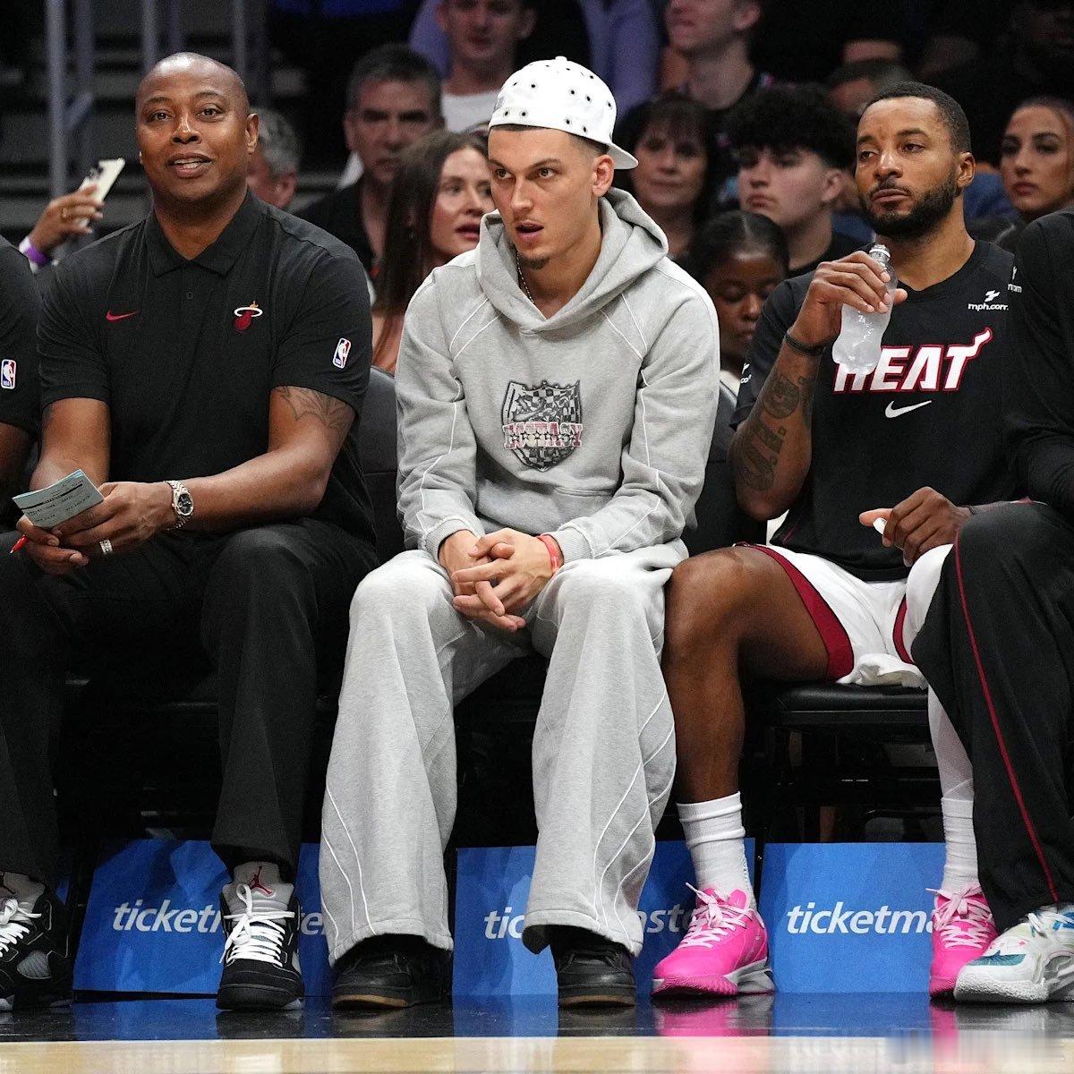 热火本赛季主要轮换伤停情况：希罗48场鲍威尔23场维金斯14场米切尔、拉尔松11