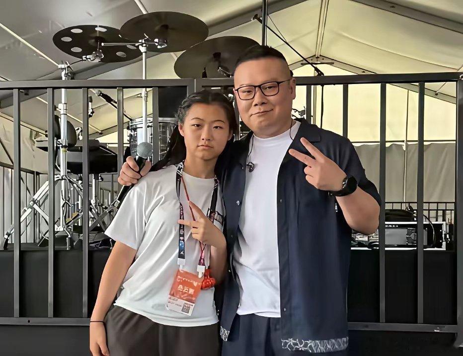 小岳岳带着13岁的女儿外出游玩时的留影，女儿长长的头发编着小辫子比爸爸漂亮多了。