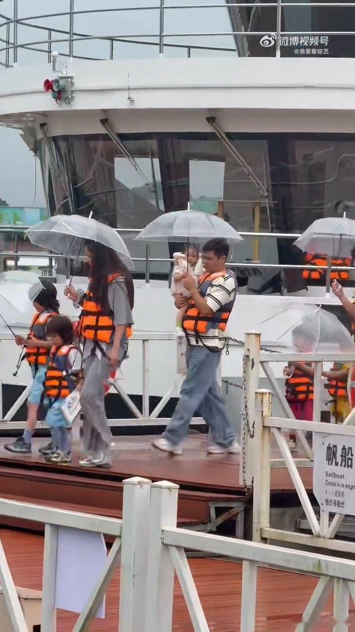 爸爸当家5江西大合体路透爸爸当家下雨天完全不影响爸爸和娃们的游玩心情，游轮各类水