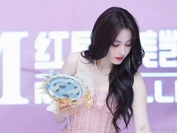 迪丽热巴看起来昨天睡的很好啊 