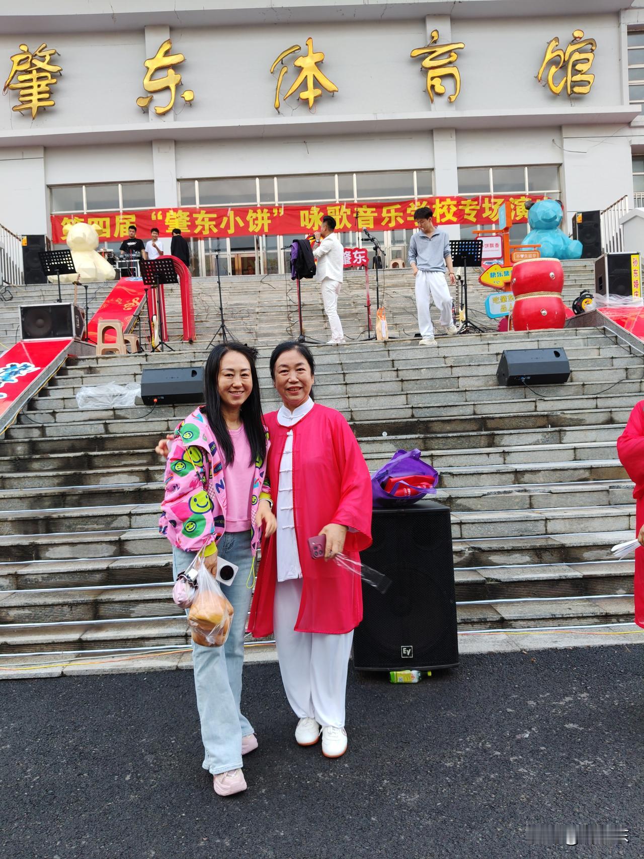 岁月昭
姐妹情深岁月昭，
喜上心头挂眉梢。
饼节熏香偶然遇，
请续句……
（霞光