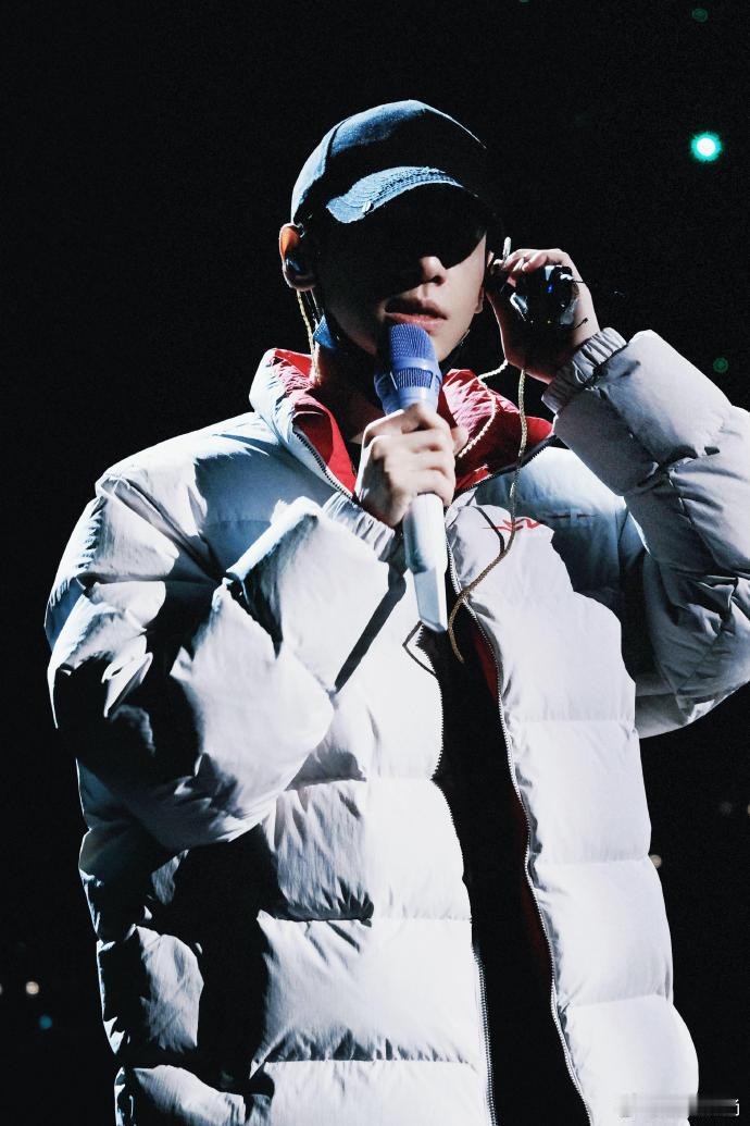 罗云熙姚晓棠唱最后一页魏翔唱跑调跨年晚会节目单魏翔真的太会整活了！唱歌时一本正经