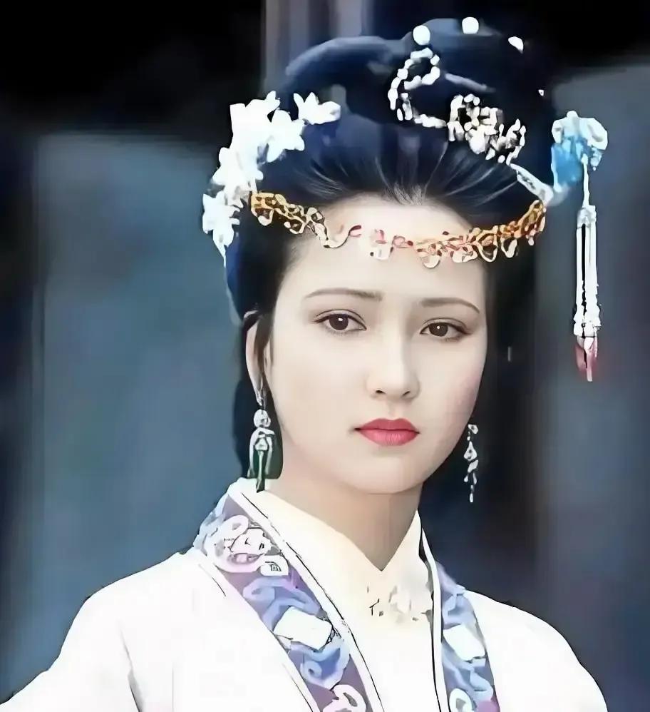 何晴被传去世，我刷到消息心里咯噔一下。
记忆里她还是94版小乔，一颦一笑把古典写