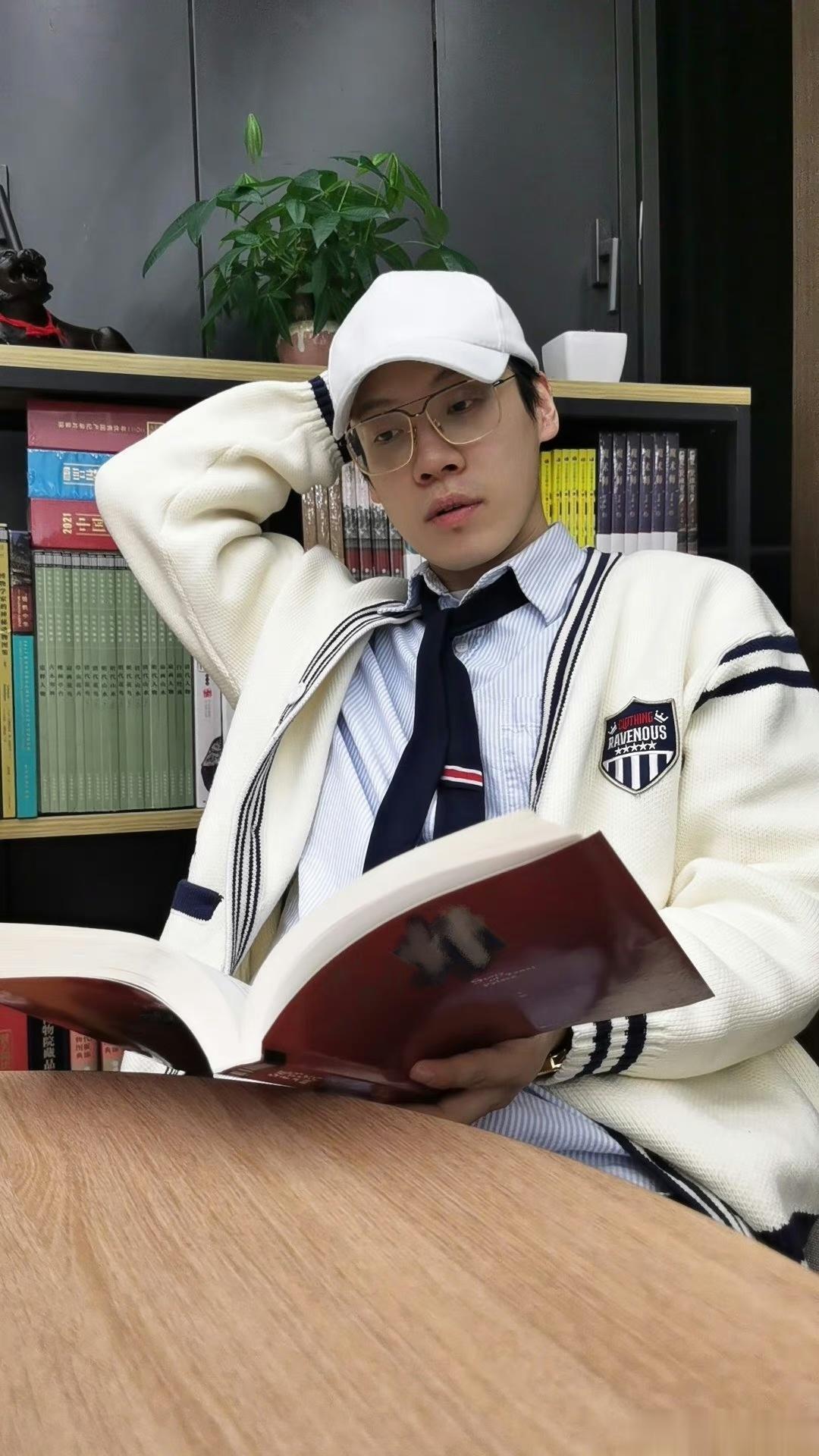 #于正说昌隆定妆演超级帅哥# 昌隆居然来了！真的是帅气满满的感觉，定妆照让我们也