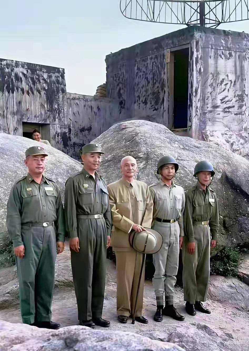 1958年蒋校长赴金门视察的那张合影，现在回头看真的满是历史的宿命感。
当时台海