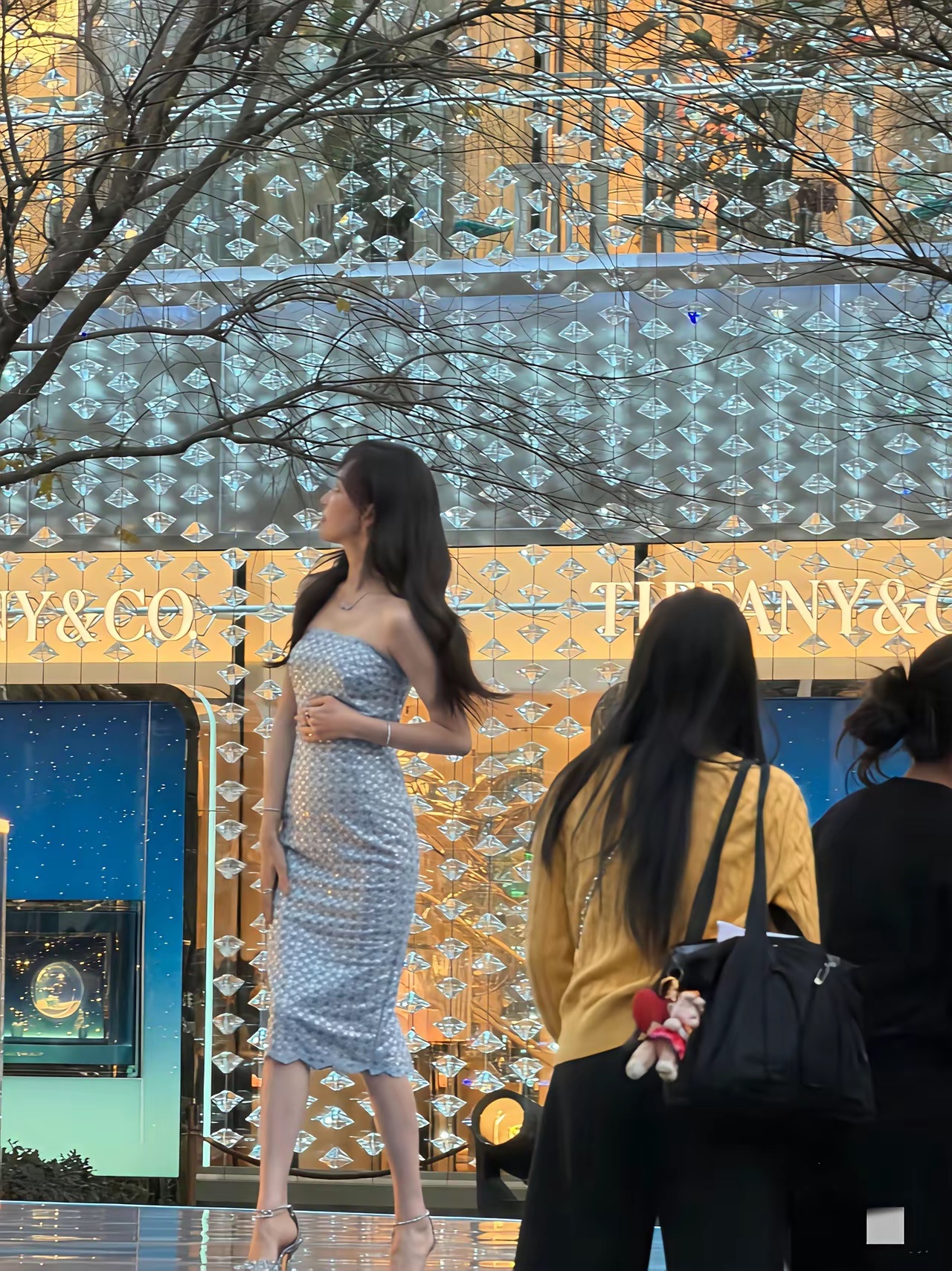 大冬天的唐嫣也挺不容易的。 