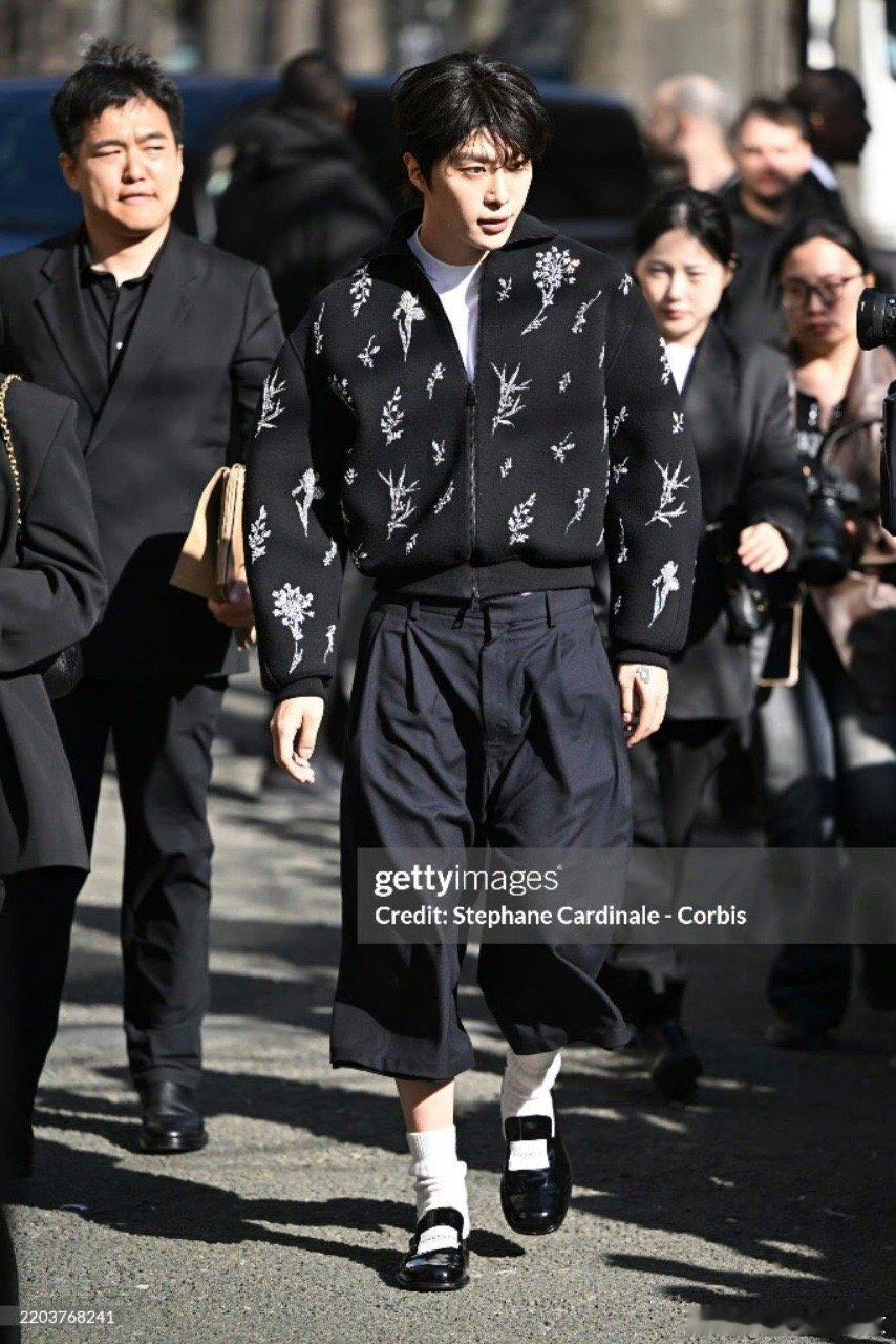 范丞丞25年秋冬男装  巴黎时装周上的25年秋冬男装未发布款造型太可了，矜贵感满