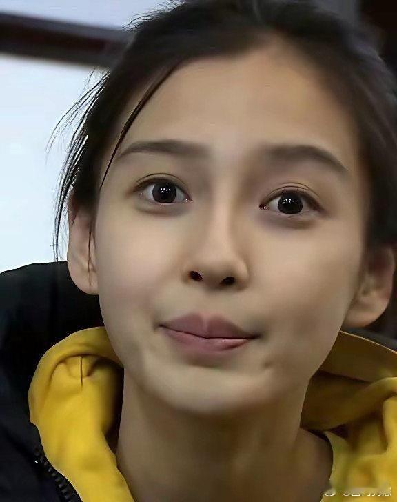 baby早期参加跑男的素颜照太真实了！没有精致妆容修饰，反倒透着满满的青涩感，脸