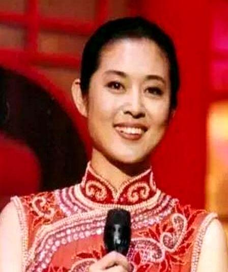 倪萍做《综艺大观》主持人的时候，确实是风采卓然。
 

她也不用怎么准备，就往那