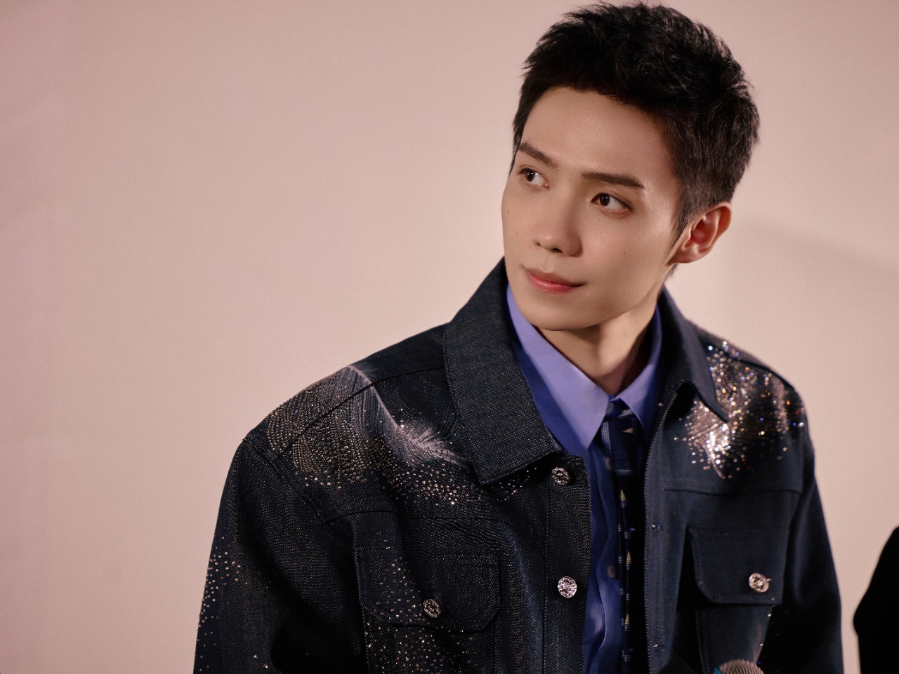 看到罗一舟零下28度光腿拍戏的幕后，真的被震撼到了。在泼水成冰的环境里，他穿着单