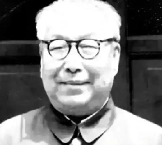 1988年，四十五岁的朱海清在田里薅草，村长气喘吁吁跑来：别干了，快回家，你家来