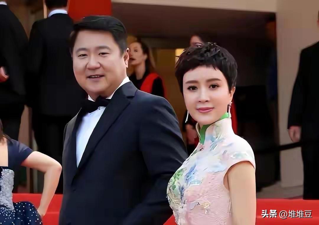 终于藏不住了！金巧巧突然放下“博纳老板娘”身段疯狂拍戏，原因终于被扒得明明白白！