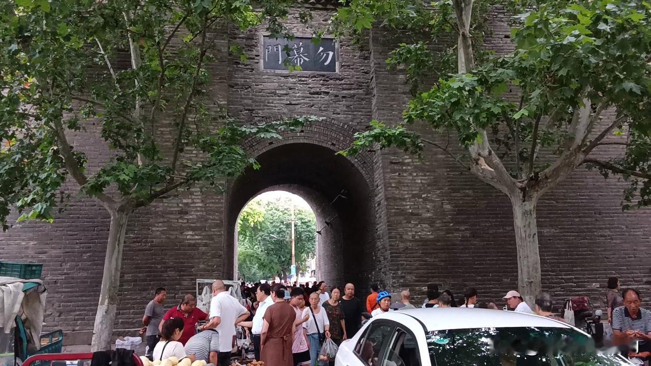 今晚逛了夜市，那热闹景象必须随拍分享！
夜市入口处，彩色的招牌灯牌闪烁，仿佛在热