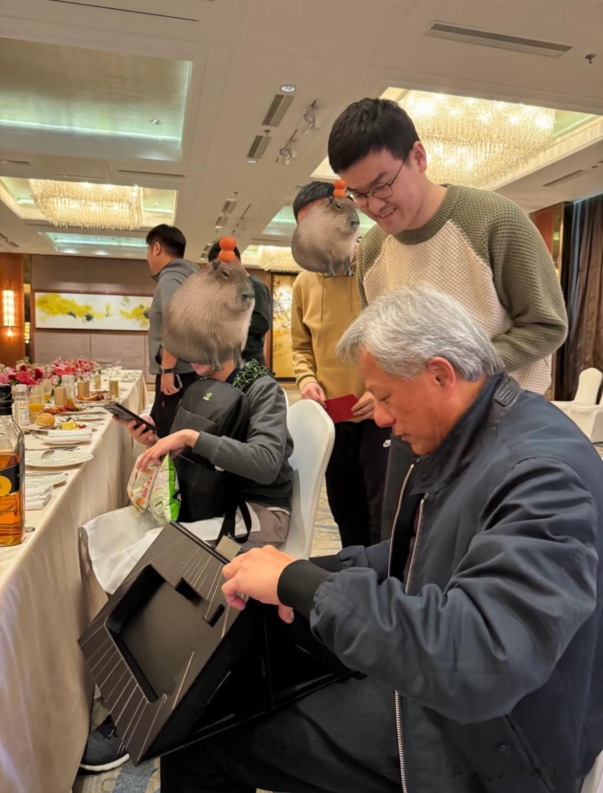 黄仁勋参加英伟达员工年会活动的照片，黄仁勋现场为员工签名画面。

每次见到老黄都