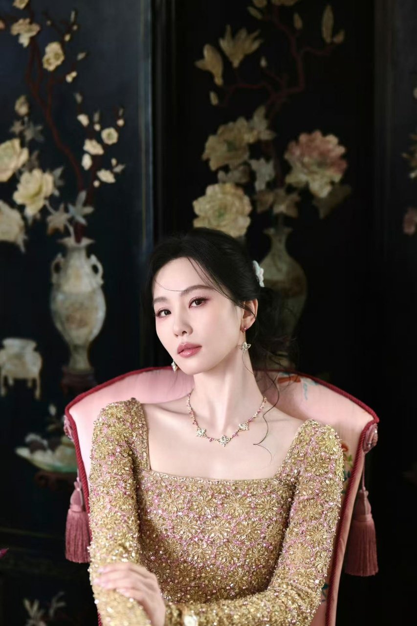 刘诗诗金粉京韵刘诗诗京韵造型雅室乘凉别有一番韵味，幽静也是夏天的另一种样子呀！期