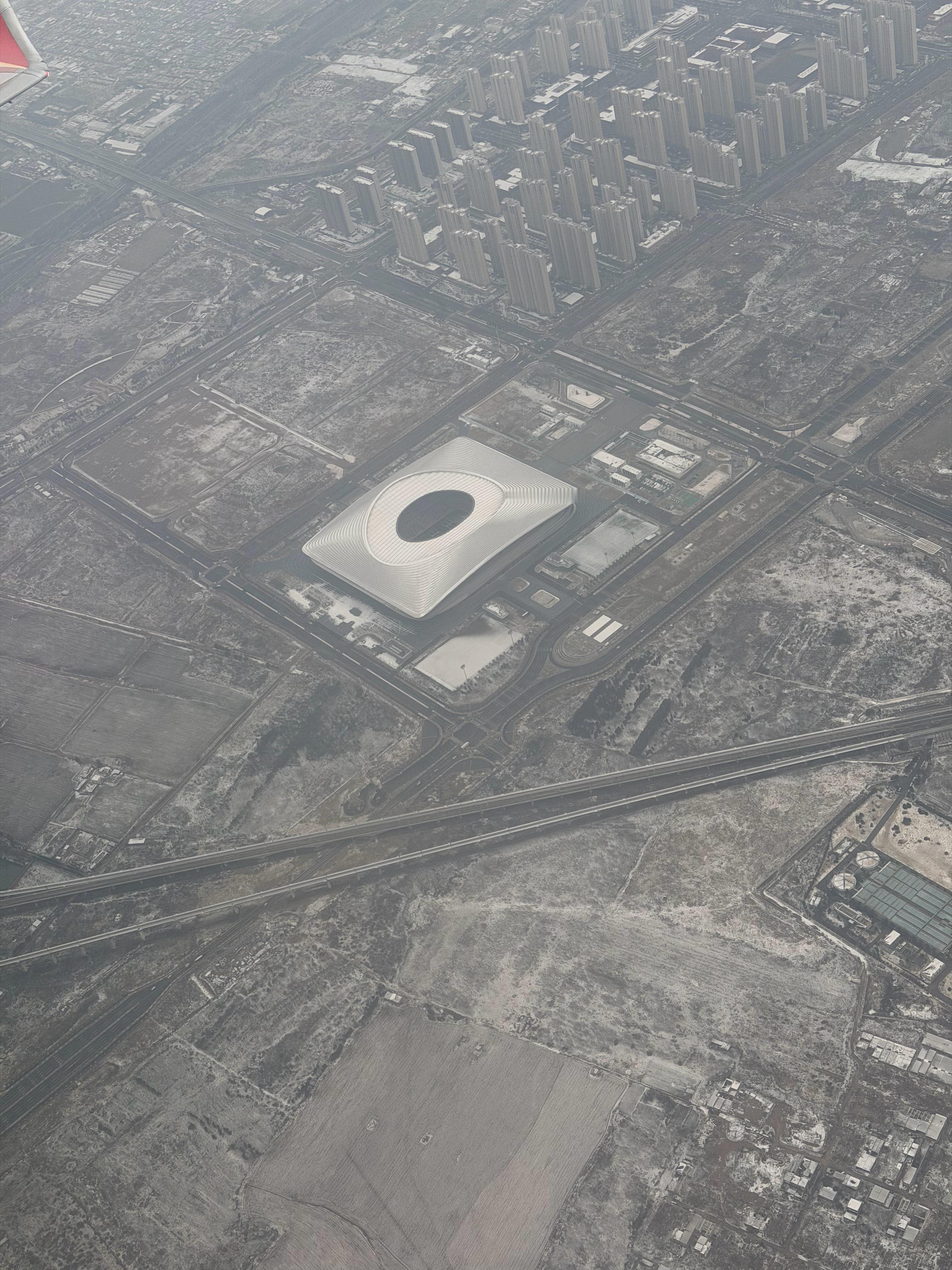 飞机上看到了西安国际足球中心，不出意外是今年陕西联合市场不知道今年能不能冲超成功