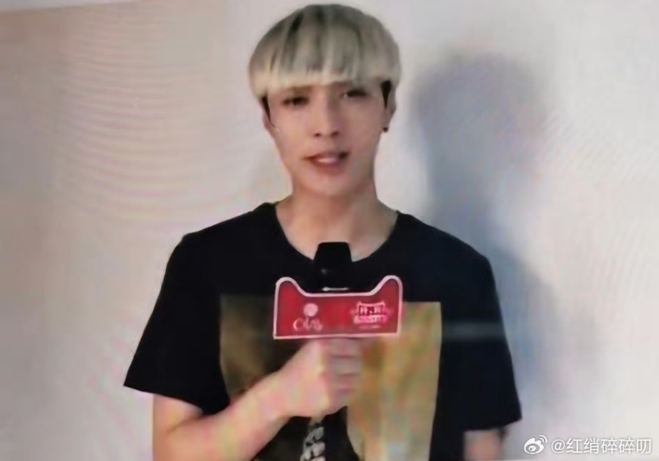 张艺兴这屋里不让戴头盔欢乐喜剧人阿星