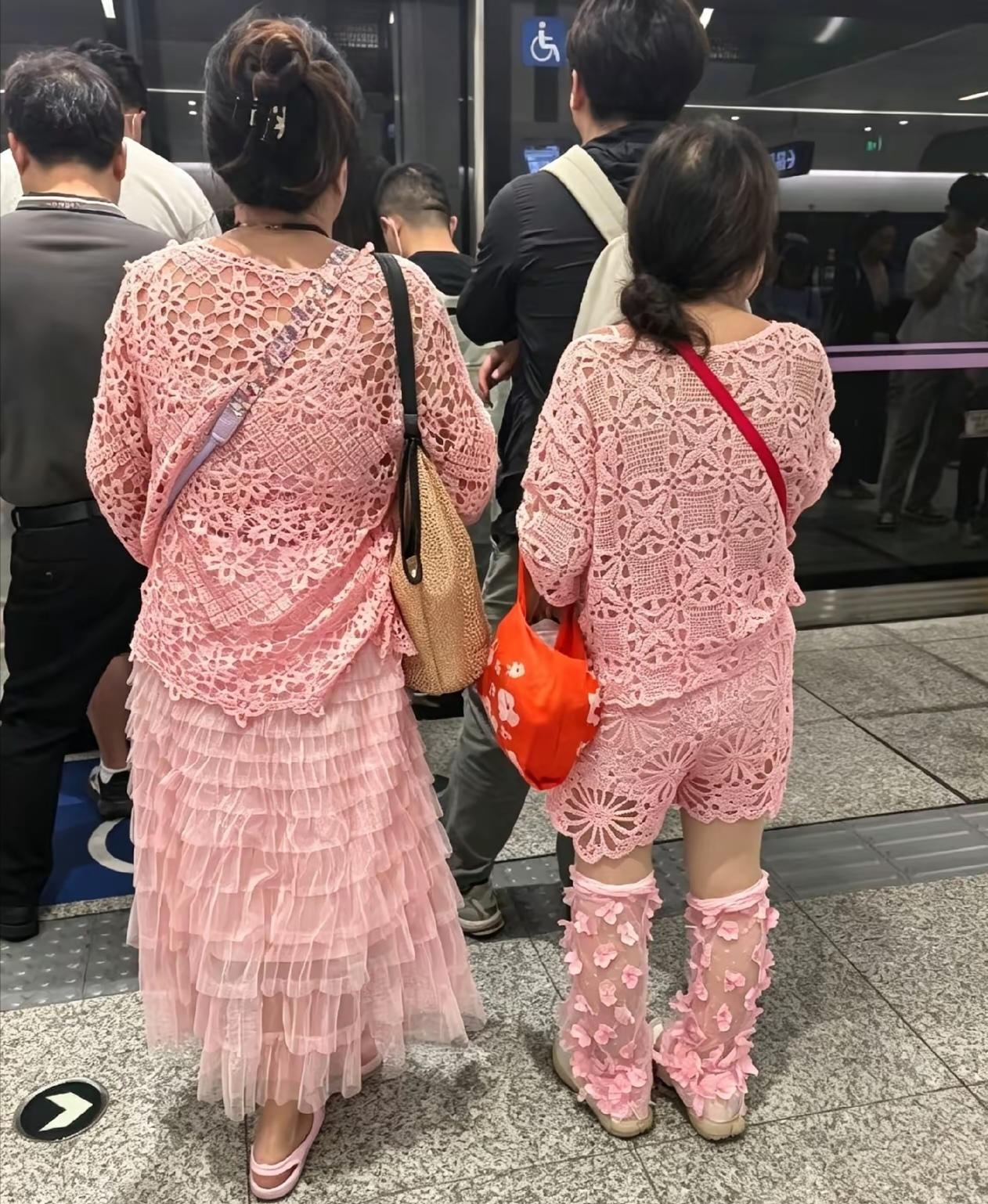 地铁上看到的，两人的穿着好看吗？你更喜欢谁的打扮？
这张图远看像母女，一身同色系