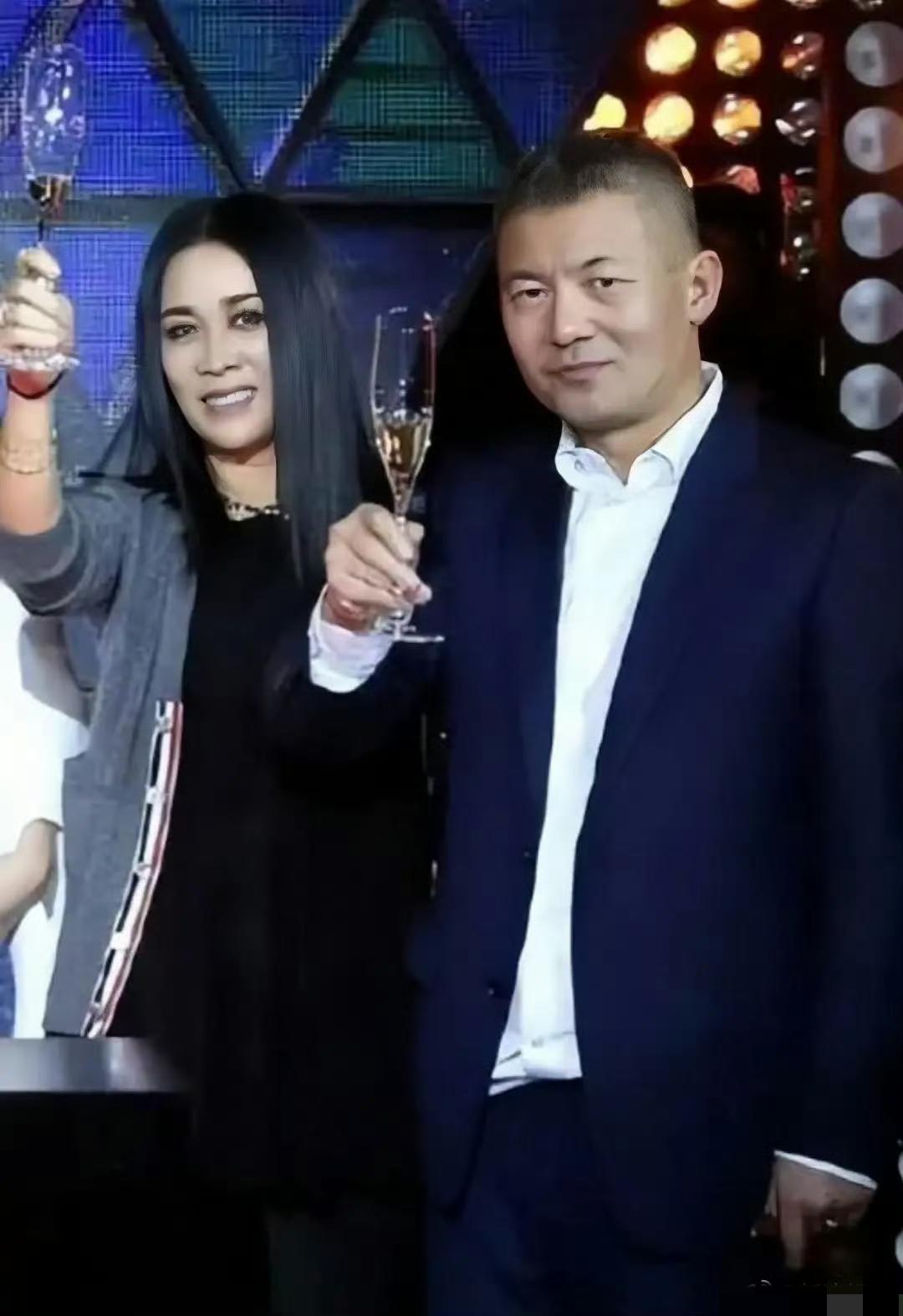 10日，八卦媒体曝那英老公出轨

那英老公孟彤回应，称这些纯粹是谣言。自己与对方