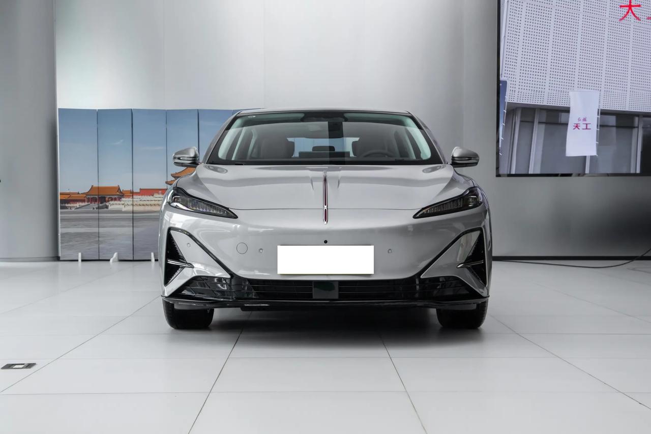 红旗天工05给我的感觉不是拼运动，而是往家用舒适上靠🏠女王副驾、丹拿音响座舱，