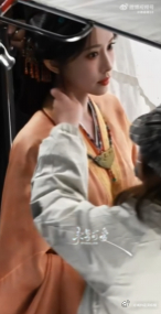 刁钻角度下的孟子义 刁钻角度都成了孟子义展现美的舞台！她回眸的瞬间，眼眸里仿佛有