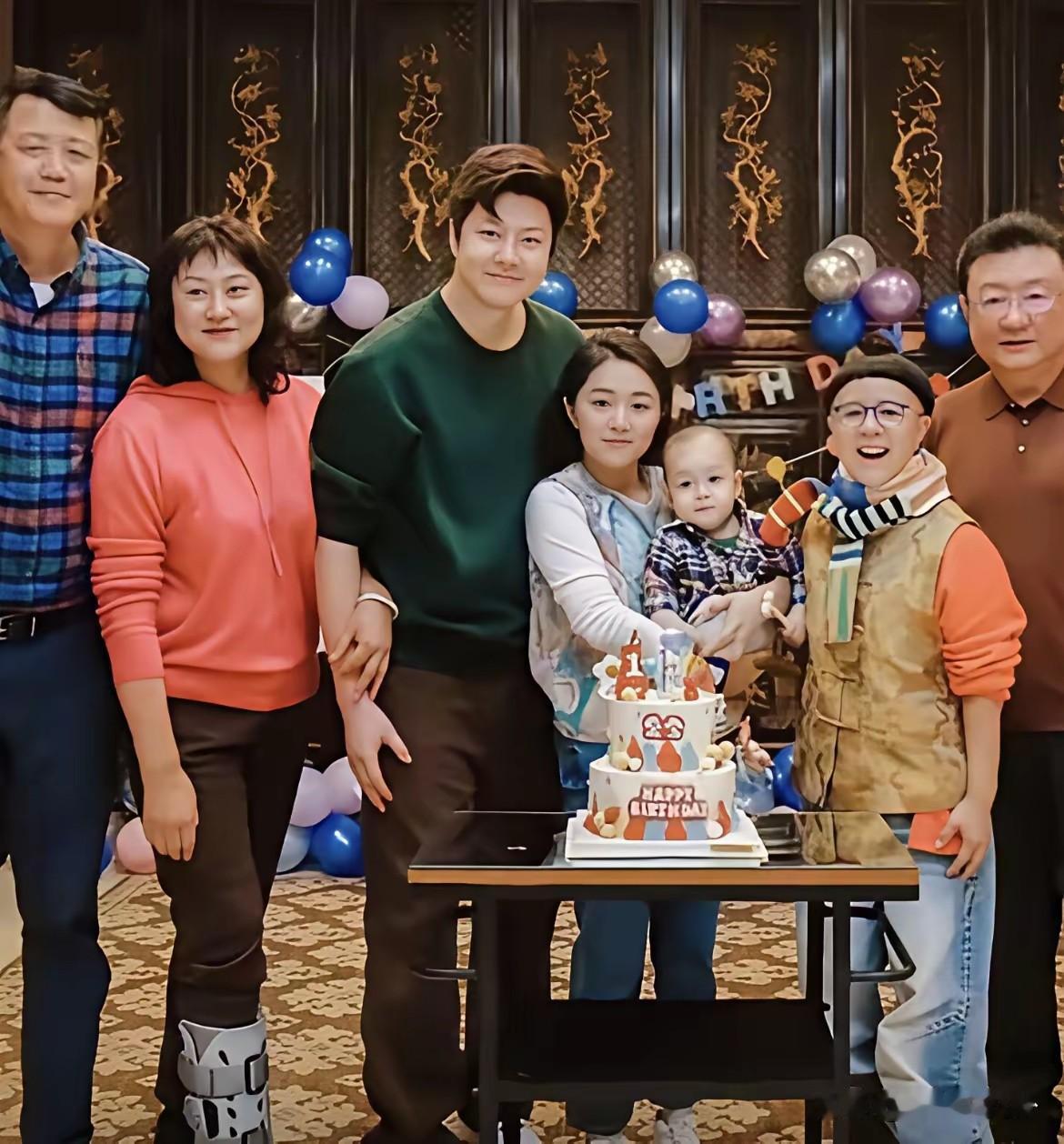 金龟子的基因太强大了，女儿像她，外孙也像她，果然丑的基因更强大。

金龟子老公王