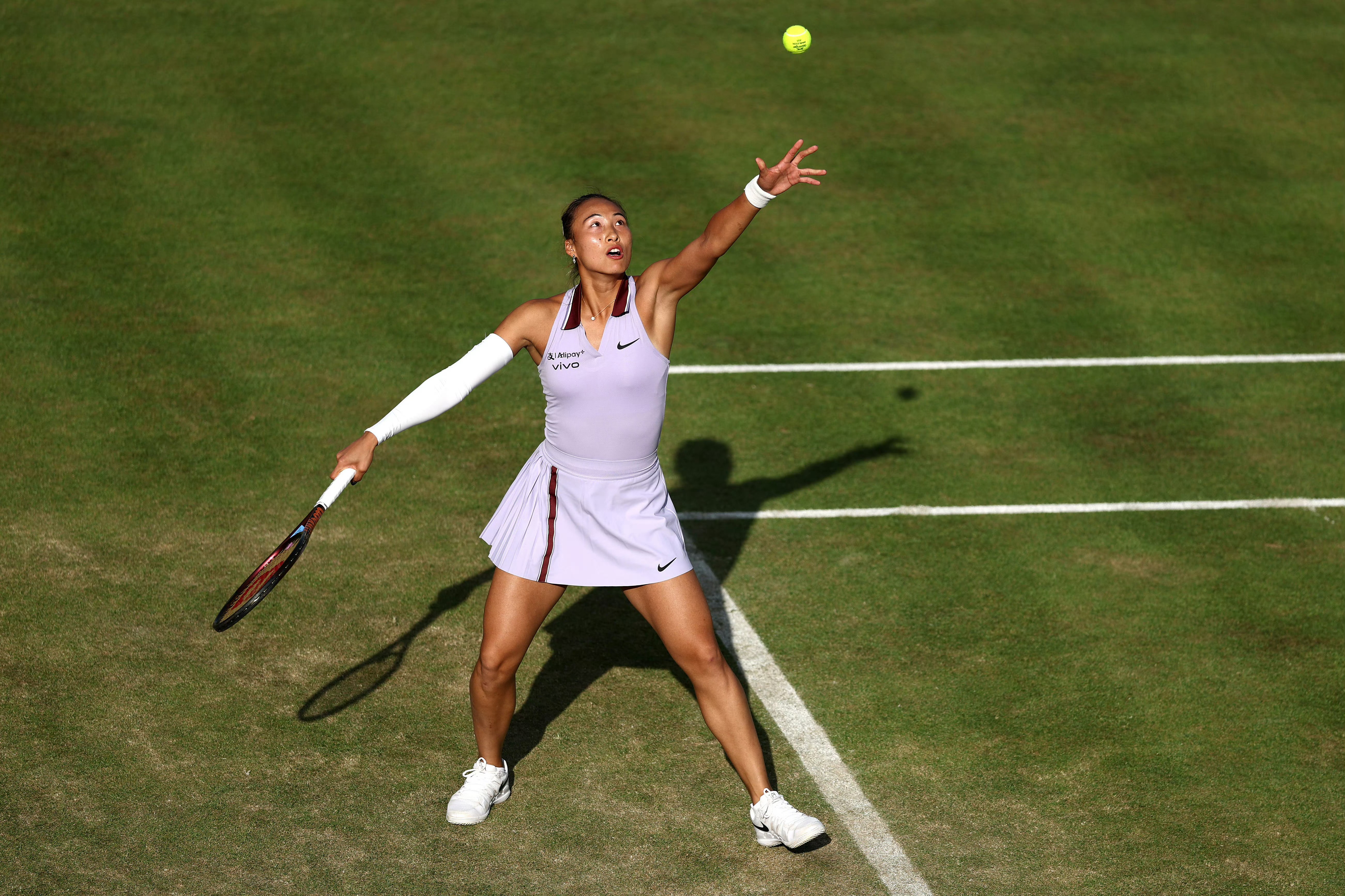 WTA500女王杯第二轮，头号种子郑钦文克服决胜盘1-4落后，以6-3/4-6/