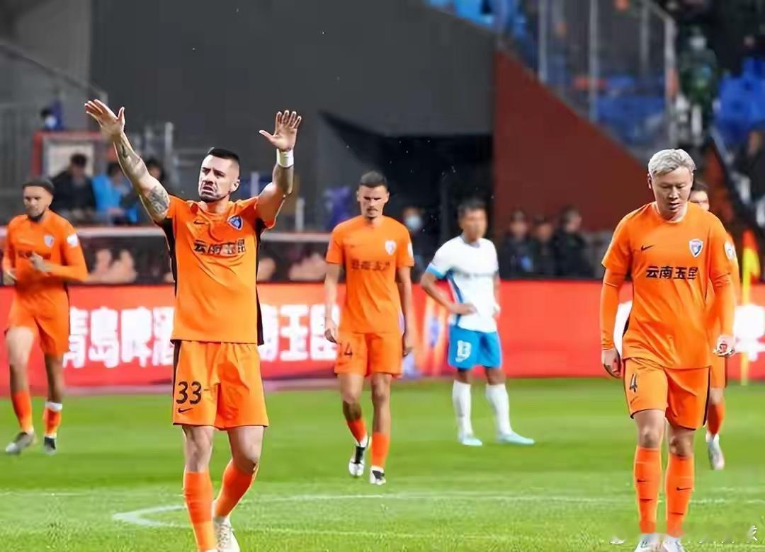 中超炸出重磅！200万欧第一后腰悄悄抵华 下家直指西南劲旅中超冬窗未启先热，足坛