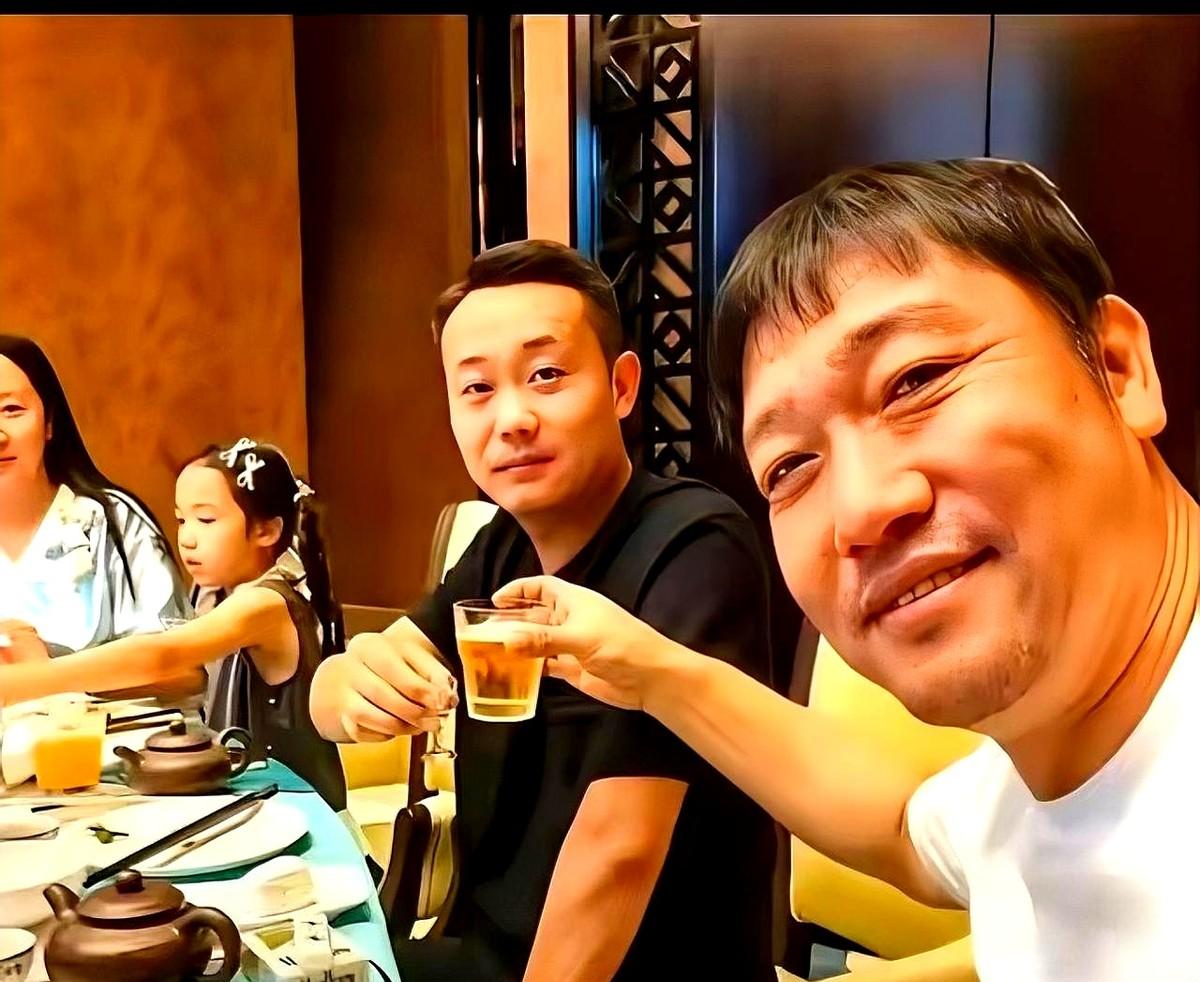 最扎心的，往往不是酒桌上的失态，而是那一桌“老熟人”里，真有人把手机举了起来。