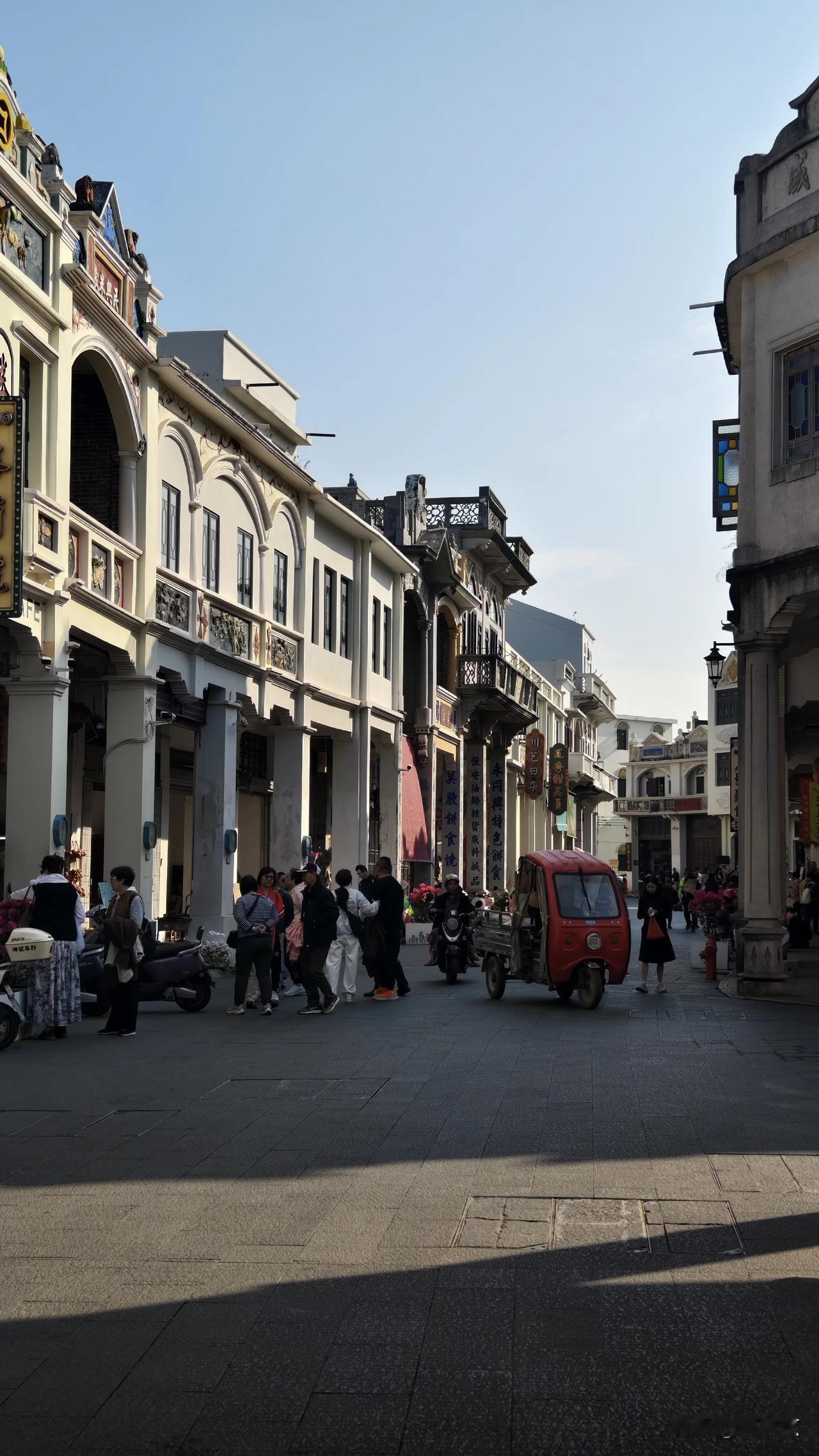 青石板路行人稀，古韵犹存旧日风。
走在这条充满历史感的街道上，随着夕阳西下，落日