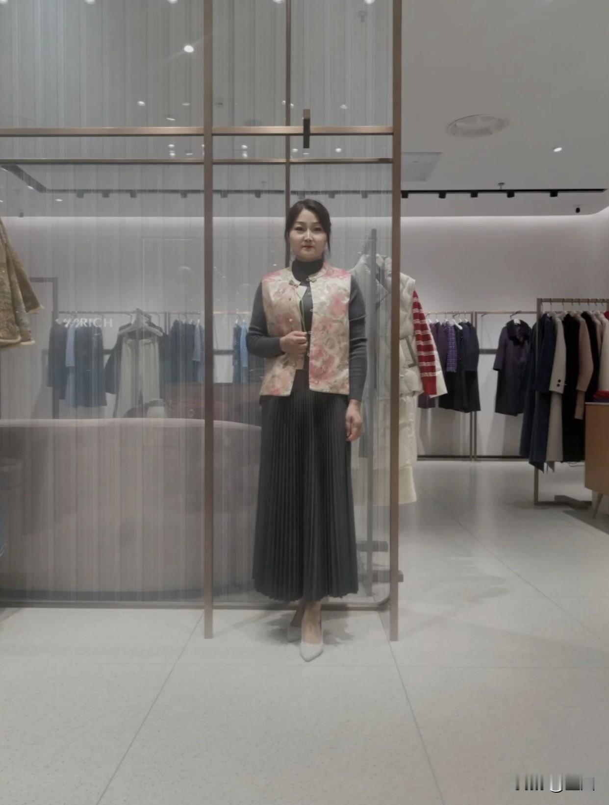 你认为最有气质的美女是谁？锦衣华裳，镜中人影。