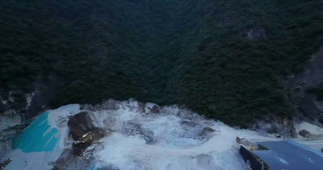 【网友质疑：上有政策下有对策商洛镇安县一矿业公司为逃避监管夜间装料？】近日，有网