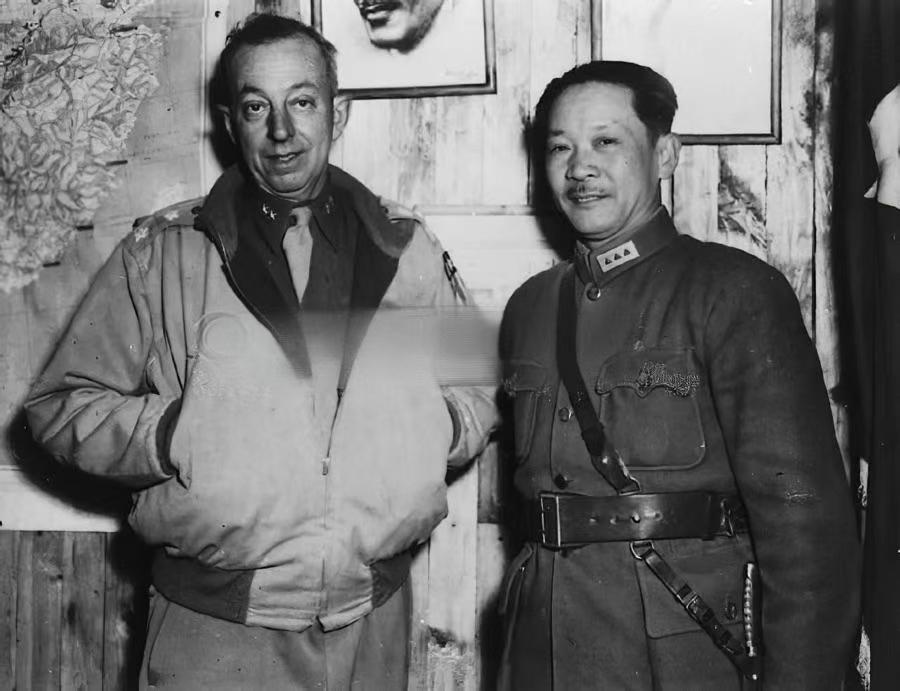 抗战时期的历史合影，与美军代表合影的是哪位国军将领？抗战英姿照