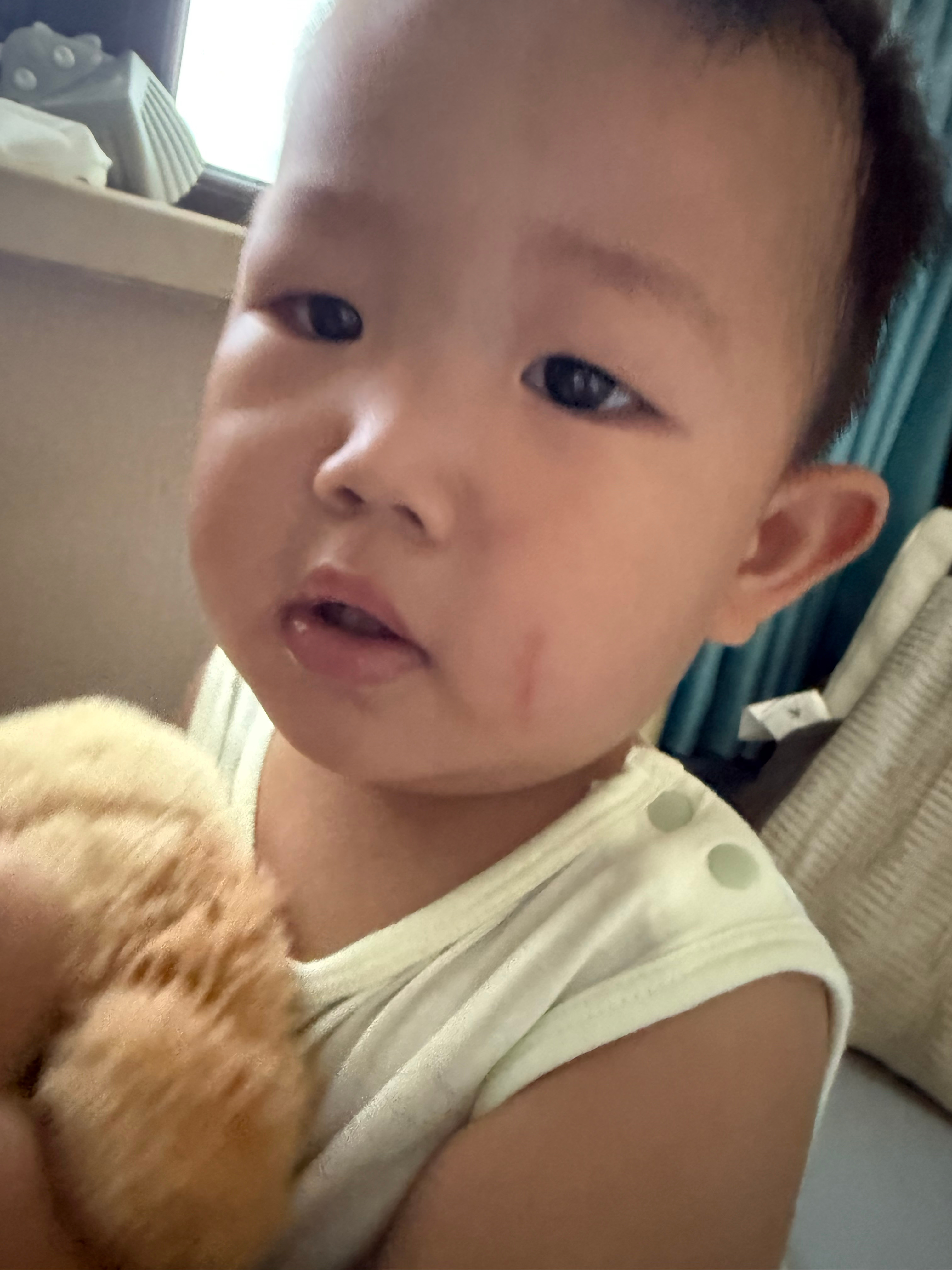 我回来了，问她干啥去了，她说赶集去了，忘了开家长会的事儿了，行吧我问他孩子呢，他