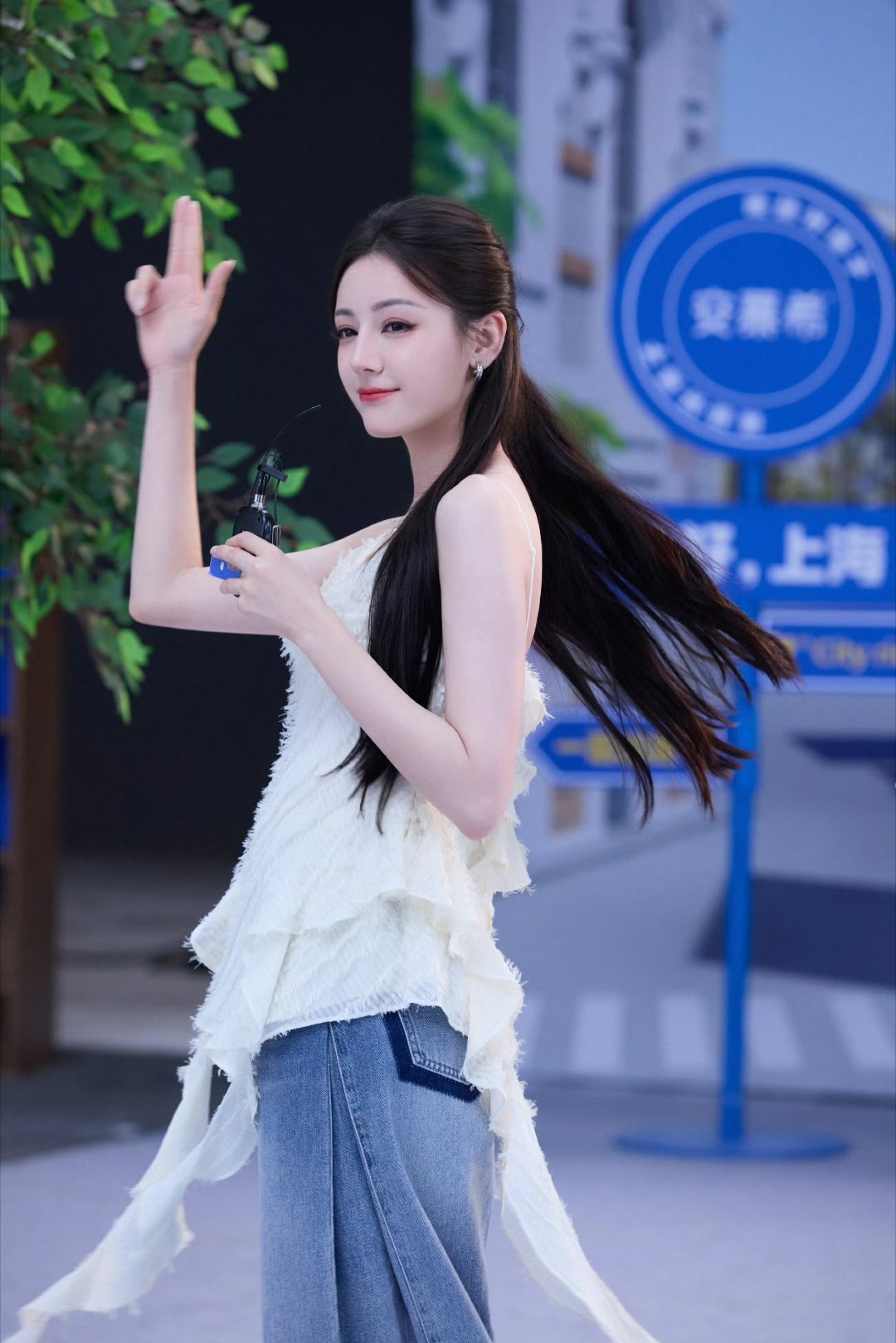 迪丽热巴[超话]迪丽热巴益起来 dlrb每日一善少年时要恢宏气度，青年时肯吃苦耐